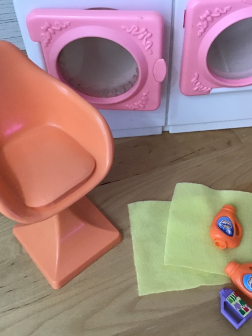 Barbie Doll Laundry Machine and Accessories - Picture 10 of 10